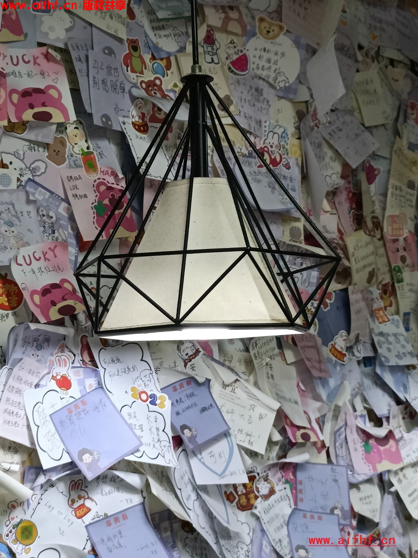 一行之内：满墙的愿望贴纸