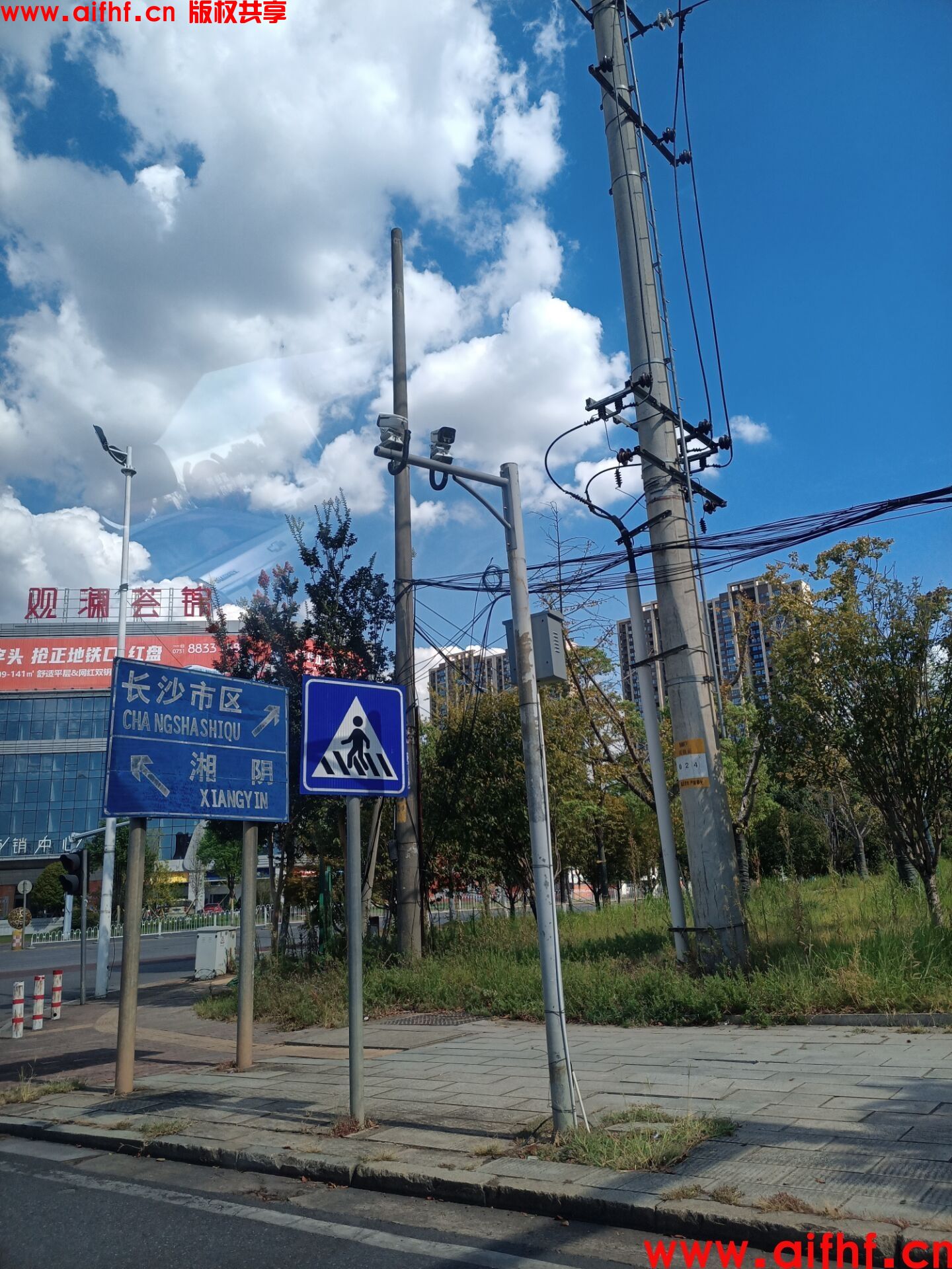 小恐龙嗷：城市街景一角