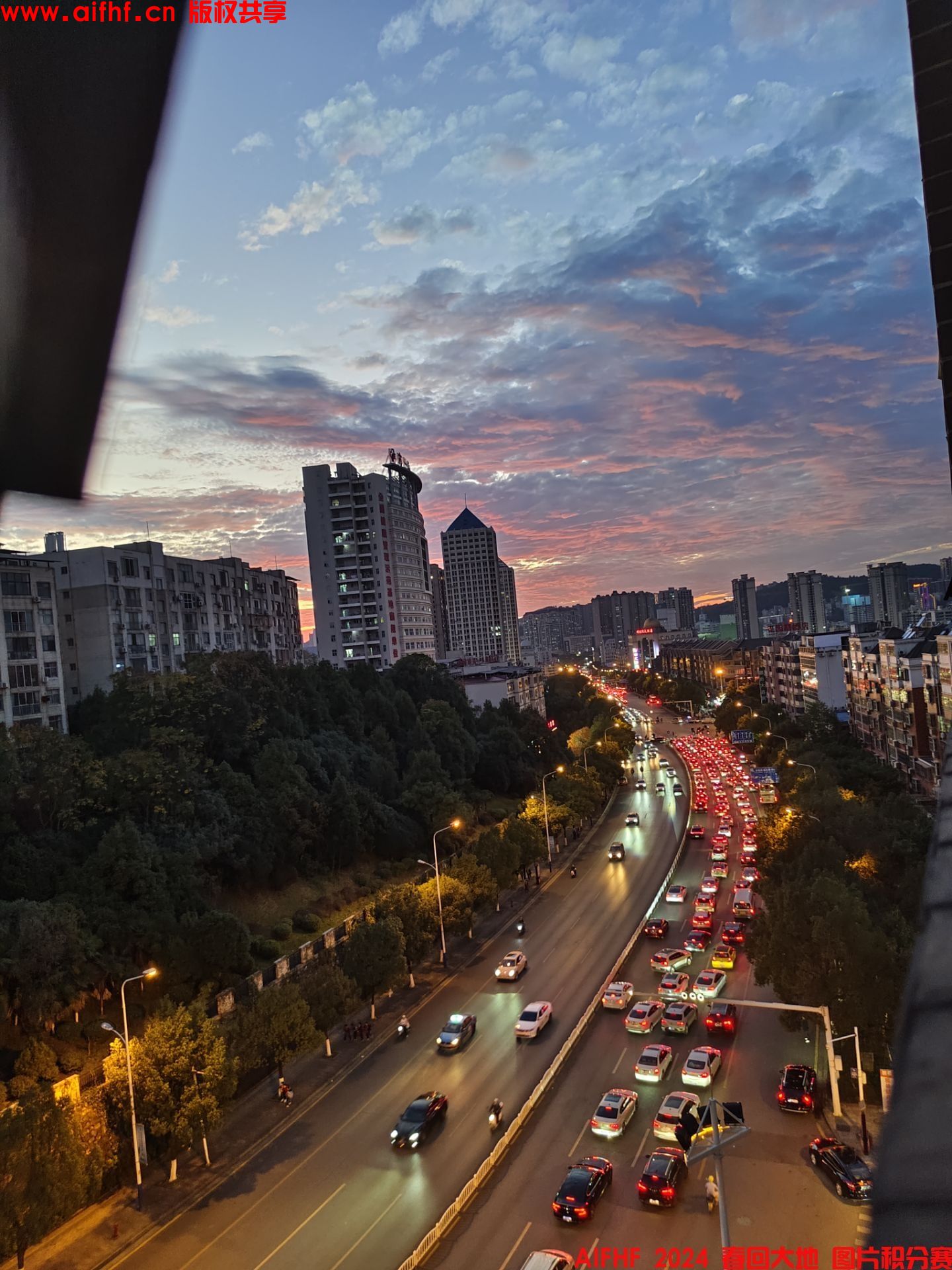 小恐龙嗷：行走的晚霞